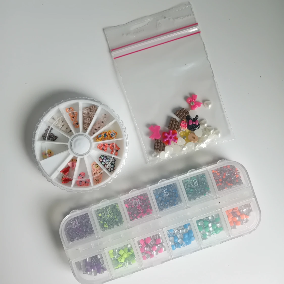 Nageldekorationer i olika färger och former