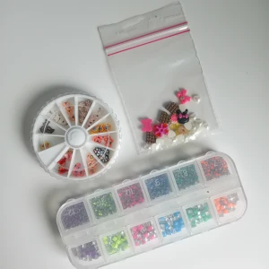 Nageldekorationer i olika färger och former - Stort set med nageldekorationer i bla cirklar och fyrkanter i neonfärger,figurer som blommor, fjärilar,hjärtan,chokladbitar och rosetter mm.