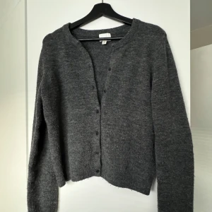 Mörkgrå kofta från H&M i ullmix - Säljer min supersöta kofta!❣️Kommer sällan till användning tyvärr.