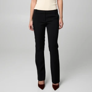Svarta kostymbyxor från BikBok - Klassiska svarta kostymbyxor ”Vera” från BikBok i rak modell och medelhög midja. 