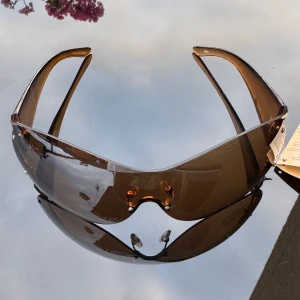 NYA Bruna -solglasögon unisex - NYA Säljer ett par riktigt snygga solglasögon i brun ton med breda bågar och hel front. Hämtas på Hägerstensåsen. 