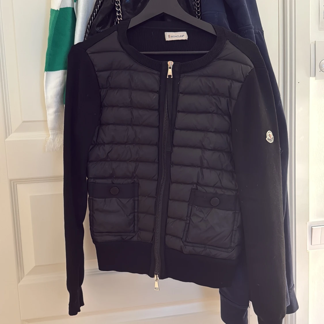 Svart pufferjacka från Moncler