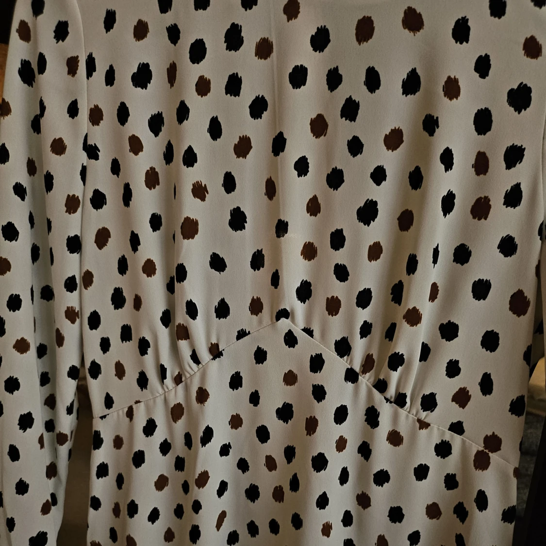 Prickig långklänning med öppen rygg - 2