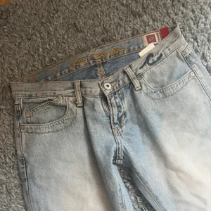 Ljusblå bootcut jeans - Säljer dessa supersnygga jeans då de tyvärr inte kommer till användning! Pris går att diskutera vid snabb affär💕