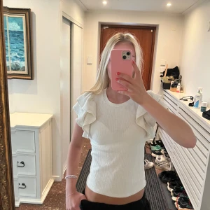 Vit ribbad topp med volangärmar Zara - Supersöt vit ribbad topp från Zara med  volangärmar. Säljer då jag rensar min garderob🥰