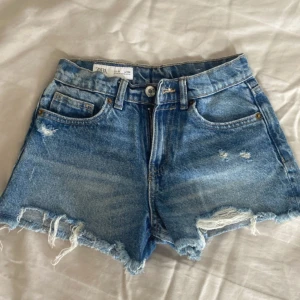 jeansshorts från Zara - Blåa jeans short från Zara med slitna kanter, knappt använda