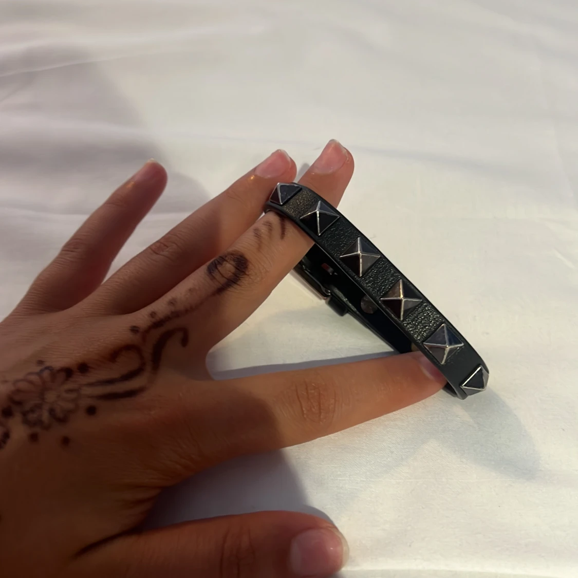 Svart armband med nitar från Valentino