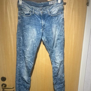 Crocker Pep Skinny ljusblå jeans 28/32 - Säljer ett par Crocker Pep Skinny jeans i ljusblå tvätt med slitna detaljer och skinny fit. Klassisk femficksmodell med dragkedjegylf. Har en liten fläck på låret (se bild) inget man tänker på om man inte vet 😅