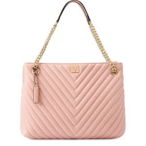 Rosa väska från Victoria secret  - Supersnygg rosa axelväska från victoria secret med quiltad design och guldfärgade kedjehandtag. Perfekt för dig som vill ha en trendig och lyxig accessoar till din outfit. Jag har knappt använt den något då det inte riktigt var min färg!💕Lägger ut den för 650 men priset går att diskutera!!