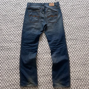 Vintage Nudie LowSlimJim - Säljer dessa sjukt feta nudie jeans i modellen LowSlimJim, jeansen är i fint skick och är i storlek W34/L34, hör av dig vid funderingar!🙌