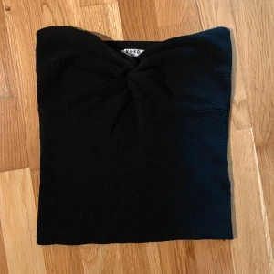 Stickad tubtopp från NA-KD - Säljer en fin stickad tubtopp från NAKD, aldrig använd.
