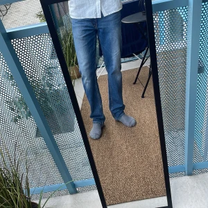 Levi's jeans W31 L32 - Säljer ett par klassiska Levi's 514 jeans. Modellen har rak passform med normal midja och snygga detaljer som den ikoniska röda Levi's-lappen. Jeansen är i bomull och passar lite mer bakåtlutad stil😍