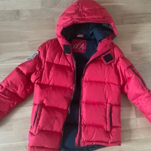 Dunjacka - ”db” - Jättefin dunjacka från märket ”db , köpt i Chamonix! Jätte varm och mysig, använd fåtal gånger, passar M, funkar för S ❤️original pris 800kr!