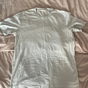 Arket- Vit basic t-shirt i bomull XL - En clean vit t-shirt i storlek XL av märket Arket, tillverkad i mjuk bomull.