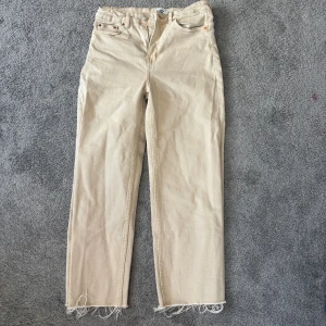 Beiga raka jeans från 157 - Snygga beiga jeans från lager 157 med raka ben som är högmidjade, dom är i mycket bra skick. 