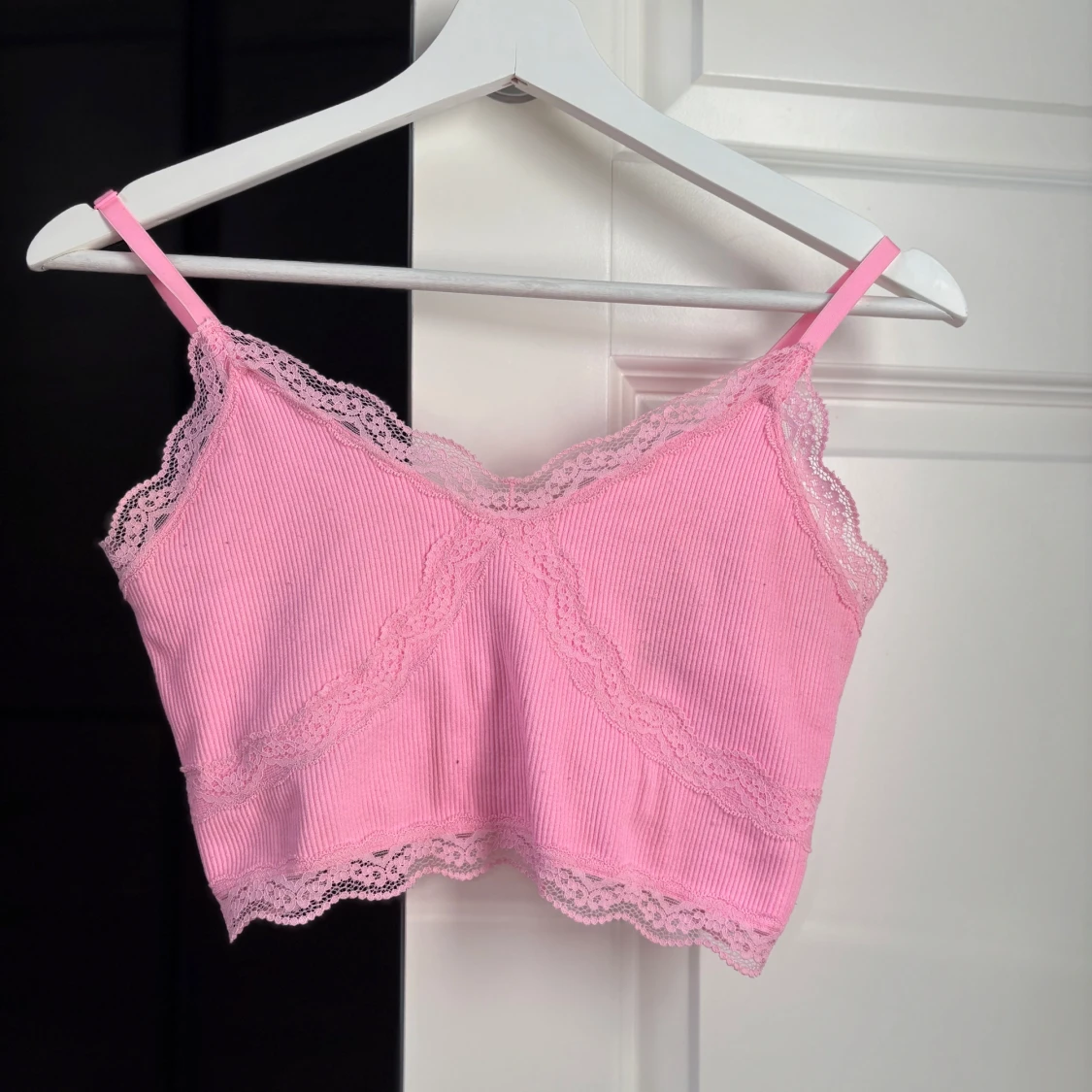 Rosa ribbad linnetopp med spets - 1