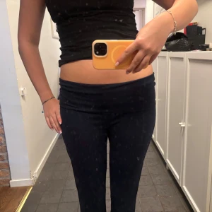 Yogabyxor - Yogabyxor från gina tricot. Använda 1 gång men tyvärr lite för korta på mig.