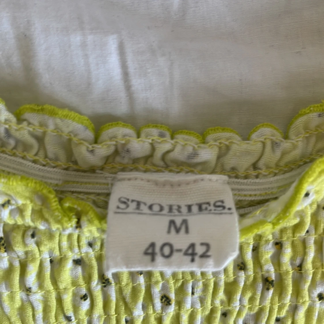 Gul blommig kortklänning Stories M - 2