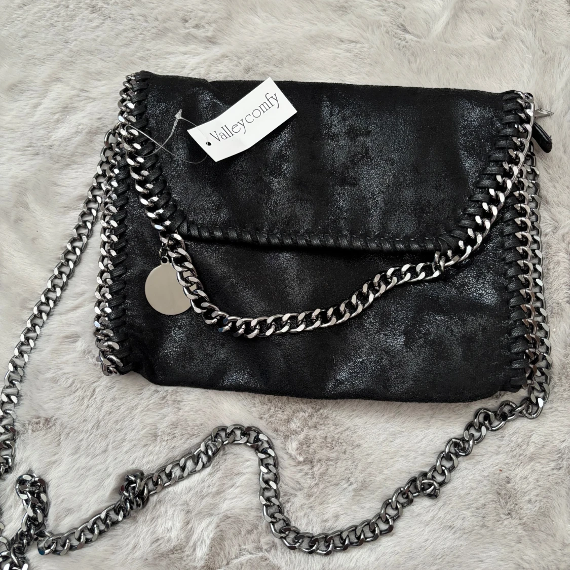 Svart axelväska med kedja