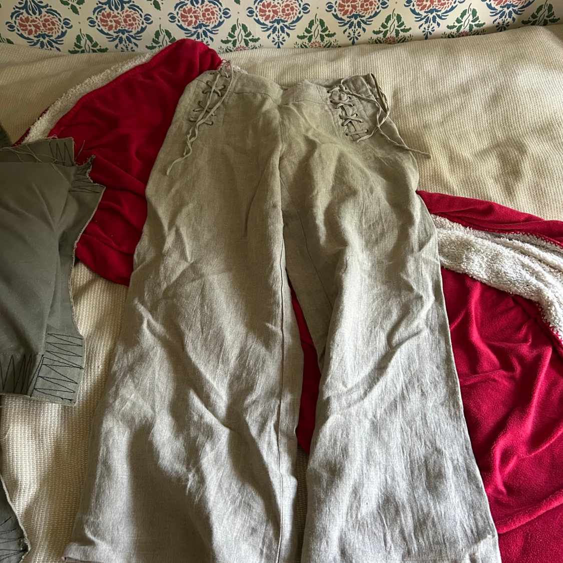 Beiga linnebyxor med snörning