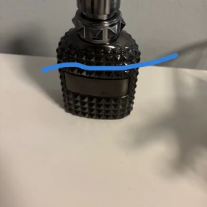 Valentino uomo intense  - ✅PRISET KAN DISKUTERAS ✅Mängden är som strecket men hela flaskan är 50ml från början men jag skulle uppskatta till 35ml. Nypris på denna är över 900kr. Luktar riktigt gott.