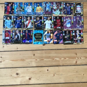 Match Attax Champions League 2020/21 - Fotbollskort - Samling av Match Attax Champions League 2020/21 fotbollskort med stjärnspelare, limited edition och specialkort. Perfekt för unga fotbollsfans och samlare som vill utöka sin kollektion med coola och unika kort pris och vilka kort man vill ha kan diskuteras 😊