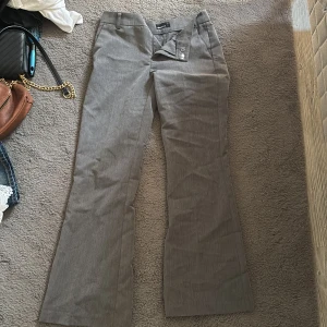 Gråa kostymbyxor  - Gråa kostymbyxor från Gina i storlek 34. Skit snygga och bootcut🫶
