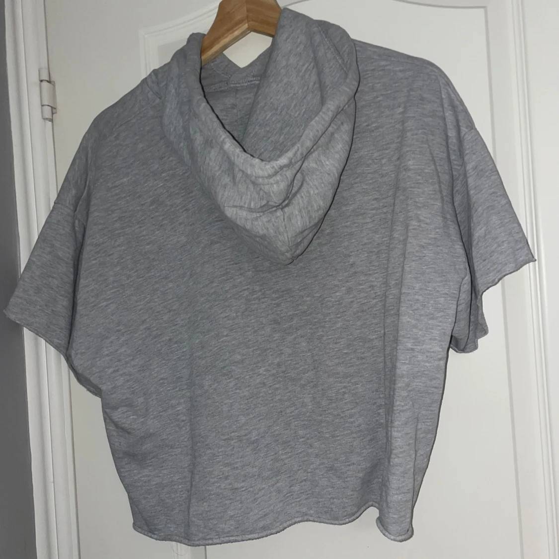 Grå hoodie med kort ärm - 1