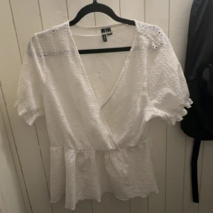 super söt v-ringad blus! 💗 - säljer denna jätte snygga blusen från vero Moda i storlek S!💗 Använd ganska många gånger men har inga större tecken på användning utan att den kan va lite nopprig på vissa ställen men inget man tänker på! 💗 skriv för fler bilder eller frågor 💕