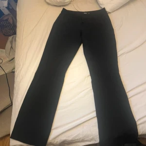 Svarta bootcut byxor från BikBok - Svarta byxor från BikBok i storlek 36 med bootcut-modell. Snyggt utsvängda ben och klassisk look, perfekta till sneakers eller boots. Byxorna har en stilren design och är gjorda i ett mjukt material som sitter skönt hela dagen. Ny pris 500kr