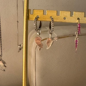 Silverörhängen från L8H - Säljer ett par snygga silverörhängen från l8hasselblad . Örhängena har små creoler med glittriga detaljer och berlocker i form av två halva hjärtan. Kommer med original ask. Orginalpris är 1000kr mitt pris är 400kr