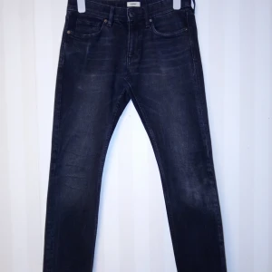 Svarta slim jeans från Esprit - Snygga svarta slim fit jeans från Esprit med klassisk femficksdesign och dragkedja i gylfen. Jeansen har en mörk tvätt och raka ben med en smal passform. Tillverkade i bomullsmix för en bekväm känsla och stilren look.                                                                            Kan skickas med extra pris via post.