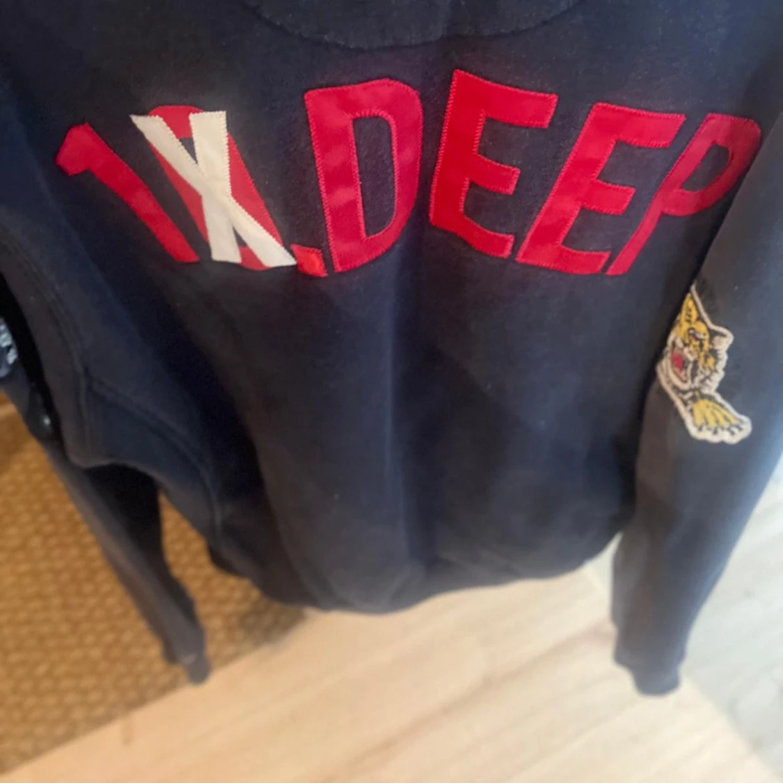 Svart hoodie från 10.Deep med tryck - 2