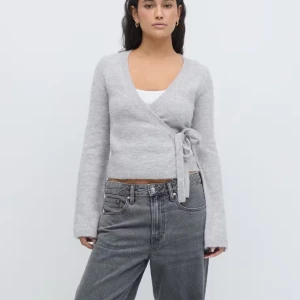 Knitted wrapt cardigan Gina Tricot  - Supermysig grå stickad kofta från Gina Tricot. (Nypris 399) Är i gott skick och i storlek XS. 