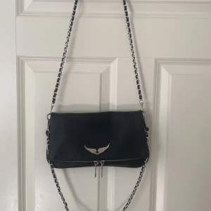 Zadig & Voltaire väska - Säljer nu min Zadig liknande väska, den har tappat lite färg på dragkedjorna men det är inget man tänker på💗