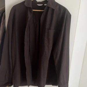 Brun skjorta från Dobber i linne - Säljer en brun långärmad skjorta från Dobber i storlek M. Skjortan är tillverkad i svalt linne och har klassisk krage, bröstficka och knäppning framtill. Perfekt för dig som gillar en enkel och stilren look. Nypris 399 säljer för 120 är stor i storlek sitter som storlek L