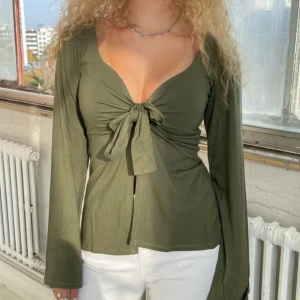 Grön topp - Trendih topp/blus ifrån design by si, inte använt den så mycket, storlek xs/s. Nypris är 393kr.