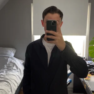  Skjorta från J.Lindeberg - Stilren marinblå skjorta från J.Lindeberg i slim fit modell. Perfekt för dig som gillar en clean och modern outfit. Materialet tunt men inte linne. Svin snygg för alla outfits och passar bra till flera sammanhang💯👑