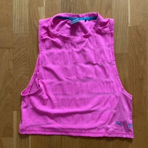 Rosa träningstopp från Puma - En rosa croppad träningstopp från Puma. Jättefin på gymmet eller när man är ute och springer! 