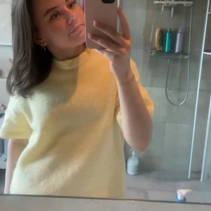 Gul stickad T-shirt - Gul stickad T-shirt från Gina! Jätte fin och tup aldrig andvänd🙌🏼