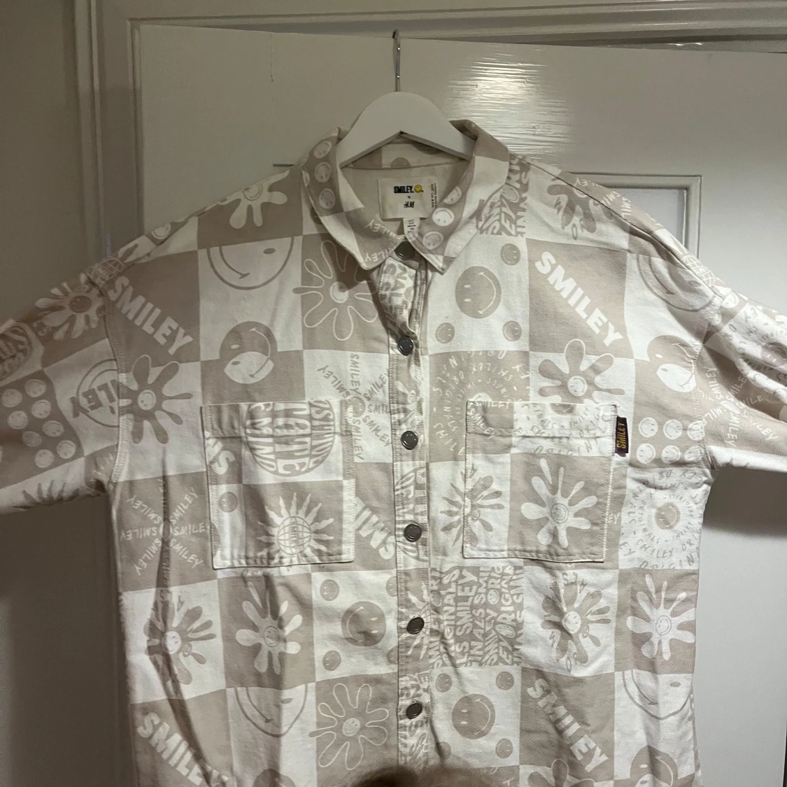 Beige och vit overshirt Smiley x H&M