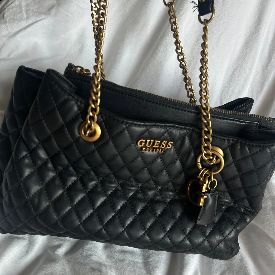 Svart quiltad handväska från Guess