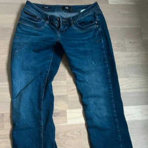 Mörkblå jeansbyxor från LTB - Snygga mörkblå jeansbyxor från LTB med klassisk femficksdesign och orangea sömmar. Jeansen har en rak passform och är tillverkade i mjukt denimtyg som sitter skönt hela dagen.