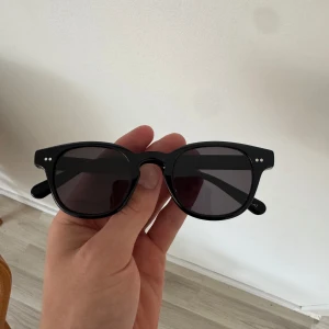 Chimi solglasögon - Säljer ett par riktigt nice solbrillor från Chimi. Modellen är 01 i färgen svart. Passar bra till alla tillfällen, väldigt behagligt ljus i de. Använda men i väldigt bra skick. Allt og tillkommer. Hör av er vid frågor! 