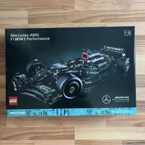 LEGO Mercedes-AMG F1 W14 E Perfotmance - Saljer en LEGO Technic modell av Mercedes-AMG F1 W14 E Performance. Byggsatsen har realistiska funktioner som rörliga delar och autentiska dekaler. Perfekt for Formel 1-entusiaster och LEGO-samlare. Helt ny och oöppnad.