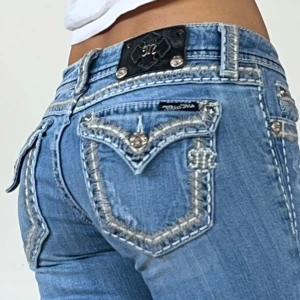 Miss me jeans - Så snygga Miss me jeans i äldre modell, låg midja & bootcut💕 midjemått 78cm & innerben 83cm💕 obs saknas två nitar bak💕jag är 165