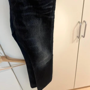 Mörkblå jeans från Armani Jeans - Snygga mörkblå jeans från Armani Jeans med klassisk femficksdesign. Jeansen har en rak passform och är tillverkade i en blandning av bomull och polyester för en bekväm känsla. Perfekta för dig som gillar stilrena och tidlösa jeans.