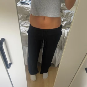 Low waist linnebyxor från hm - Byxorna är använda men i bra skick. De ha ringa defekter. Passar mig som är 160 cm, lite långa.