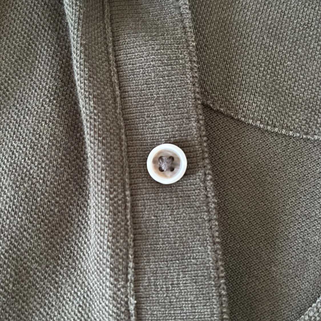 Olivgrön pikétröja från Massimo Dutti - 4