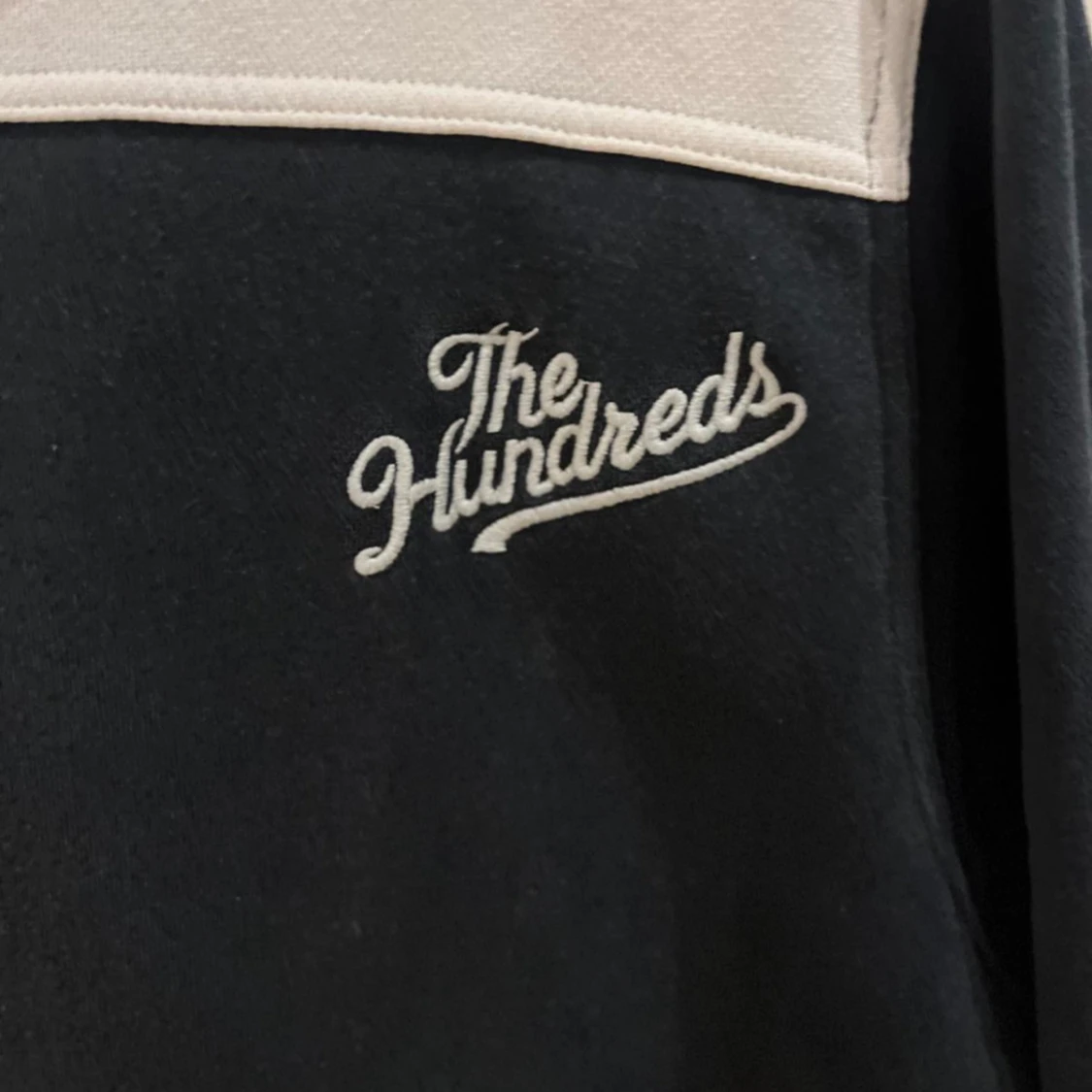 Svart och vit hoodie från The Hundreds - 1